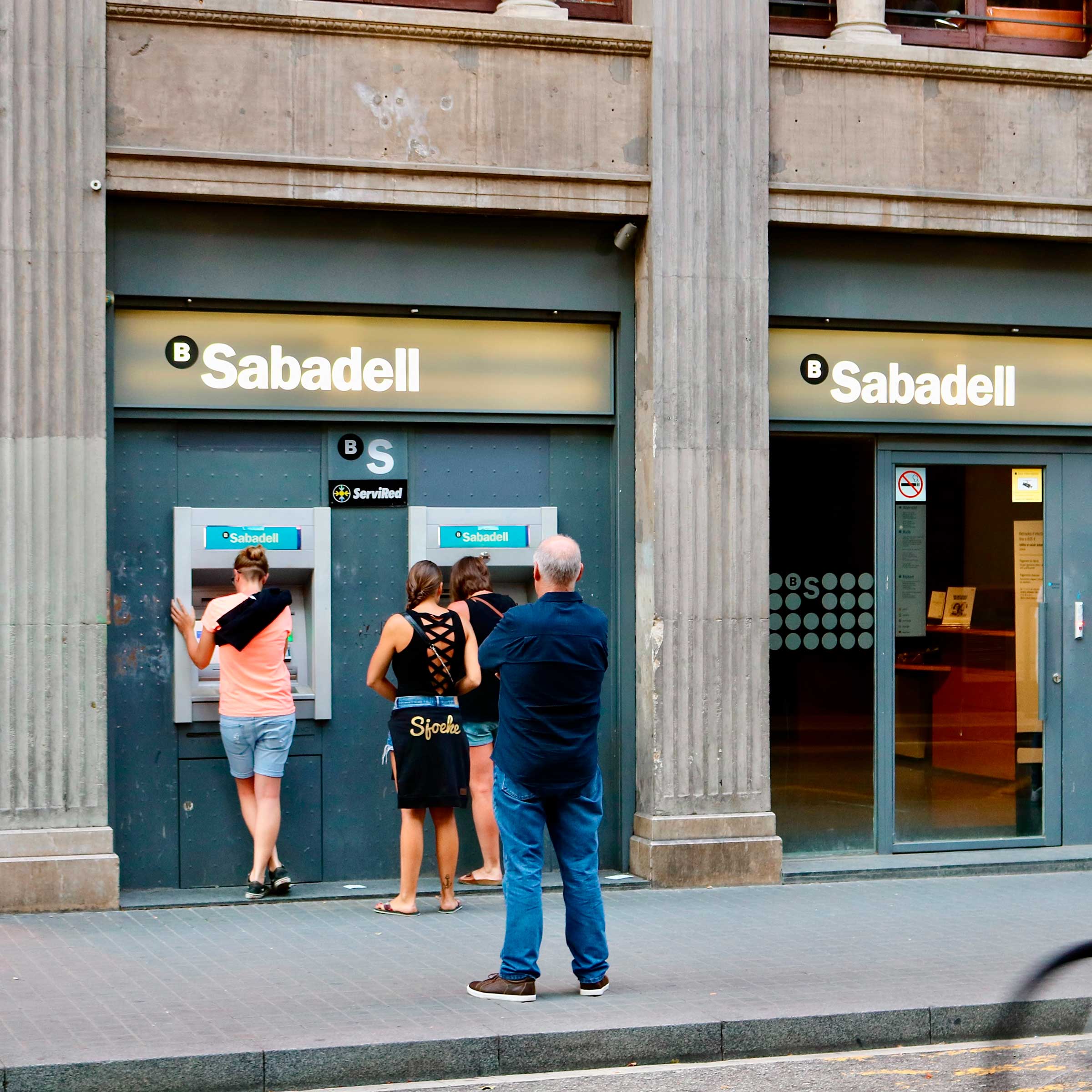 Россияне штурмуют испанские банки